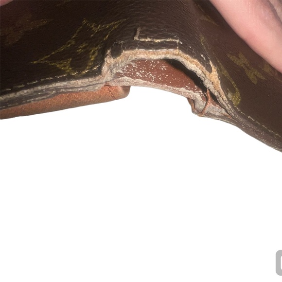 Louis Vuitton Men’s Monogram Bi-Fold Wallet - Picture 13 of 16